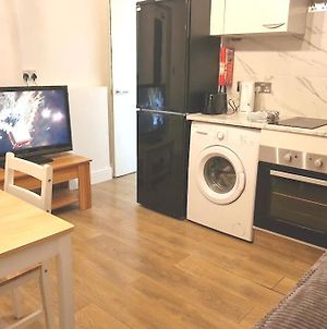 One Bedroom Flat In Kensington With Patio London Exterior photo