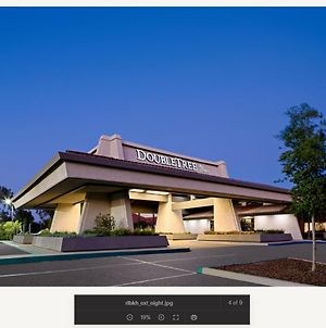Hotel Doubletree By Hilton Bakersfield Exterior photo