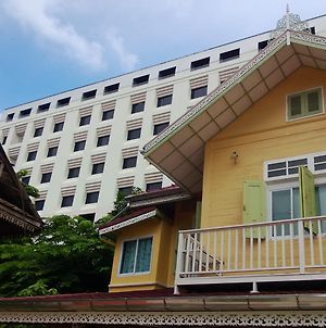 Panida Suite Bangkok Exterior photo