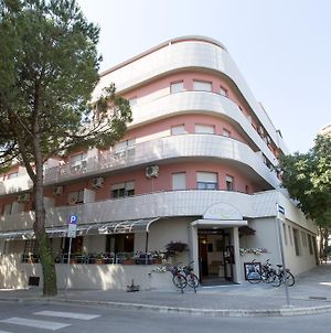 Aparthotel Carinzia Lignano Sabbiadoro Exterior photo