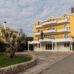 Hotel Crnogorska Kuca Podgorica Exterior photo