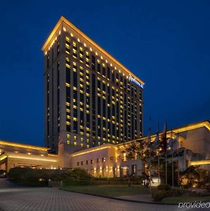 Hotel Radisson Blu Cebu Stadt Exterior photo