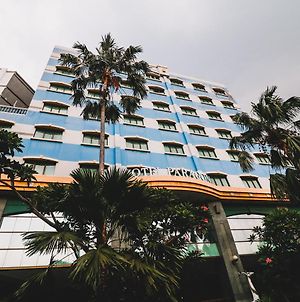 Hotel Reddoorz Plus Near Monumen Nasional Jakarta Exterior photo