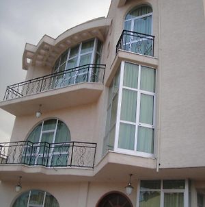 Tazina Guest House Addis Abeba Exterior photo