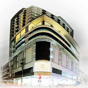 One Central Hotel & Suites Cebu Stadt Exterior photo