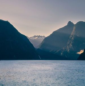 Hotel Milford Sound Overnight Cruise - Fiordland Discovery Exterior photo