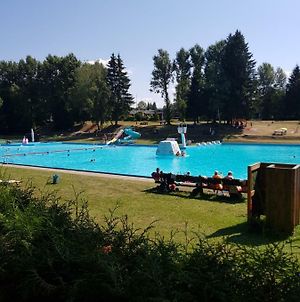 Ferienwohnung am Schwimmbad Grossbreitenbach Exterior photo