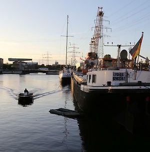 Schiffshotel Schlafen im Hafen Hamburg Exterior photo