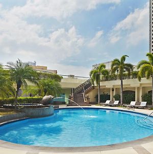 Hotel Sheraton Manila Bay Exterior photo