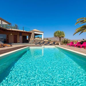 Oasis Villa With Swimming Pool In 4000M2 Garden Triquivijate Exterior photo